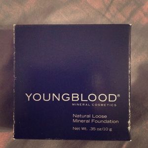 Loose mineral powder